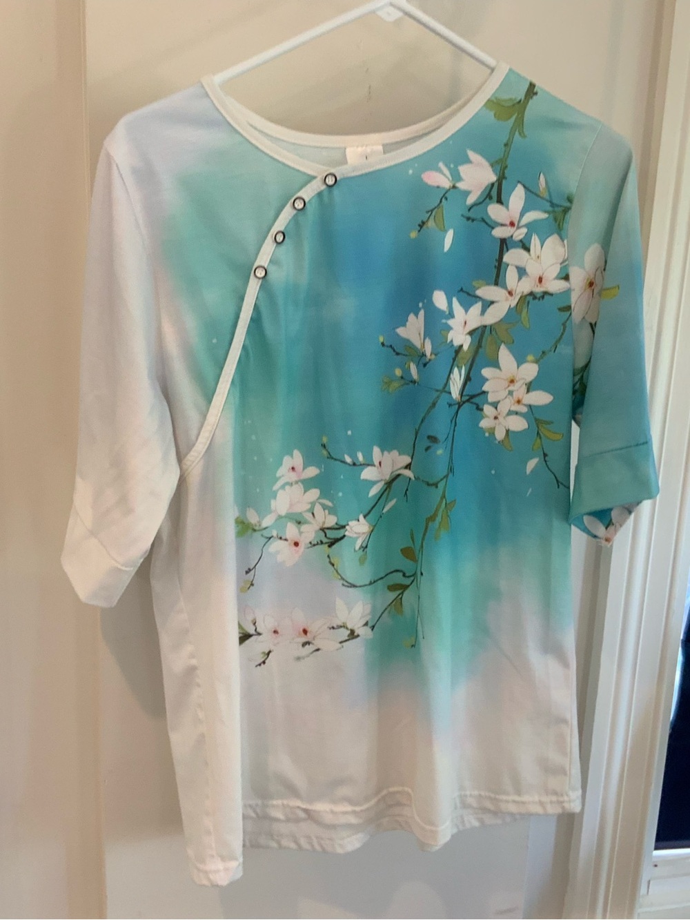 Floral Ombre Short Sleeve Top in Aqua and White size large. SKU 3147